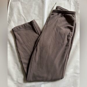 Vuori Sedona straight leg sweatpants in color Chia